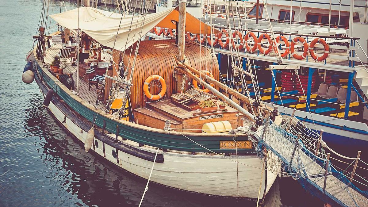 Detailansicht: Füchse Berlin Meisterschale